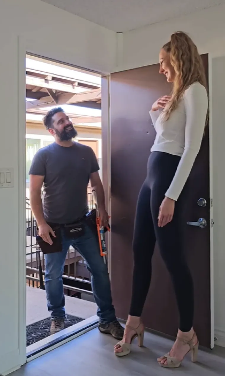 Svi su pogledi uprti u nju, a kako ne bi i bili kada je od supruga vi&scaron;a za tri glave!