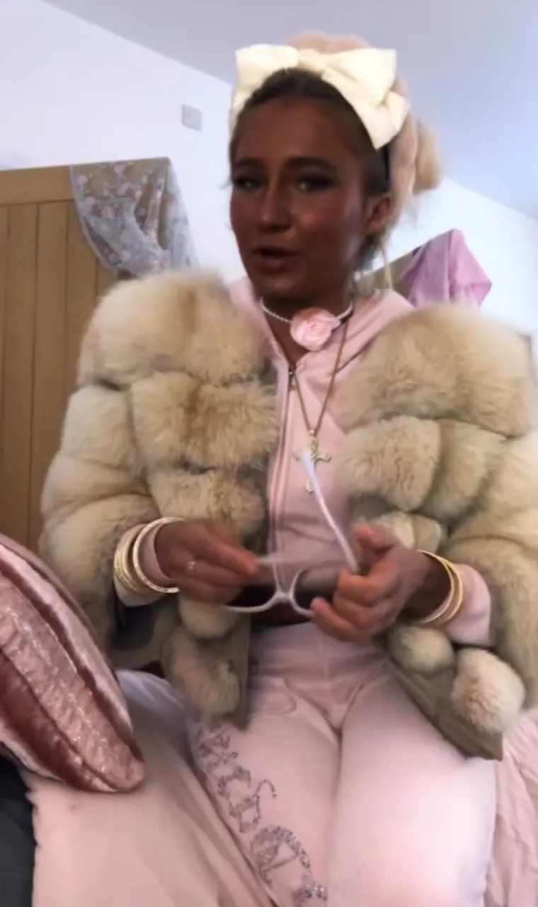 Ovisna je o solariju do te mjere da si je unakazila kožu, a ba&scaron; je bila slatka djevojka