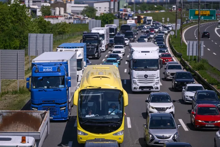 Pogledajte gužve na cestama: Hrvati krenuli na produženi vikend