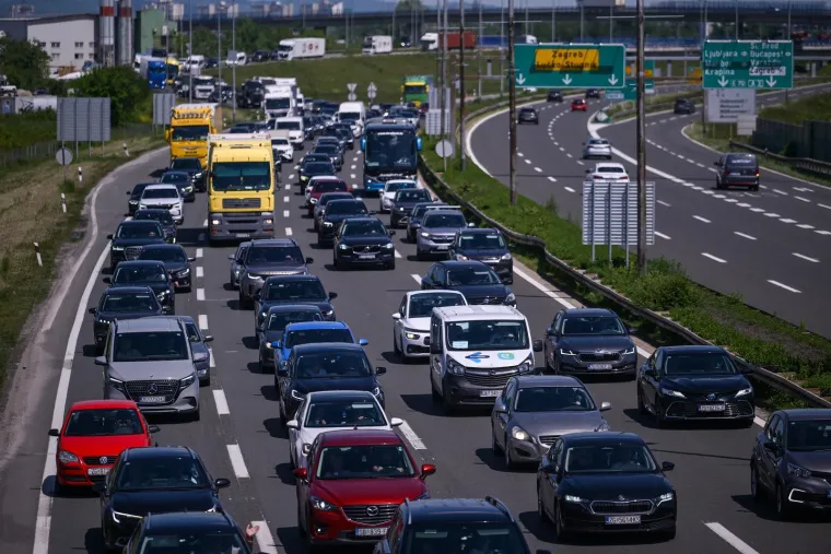 Pogledajte gužve na cestama: Hrvati krenuli na produženi vikend