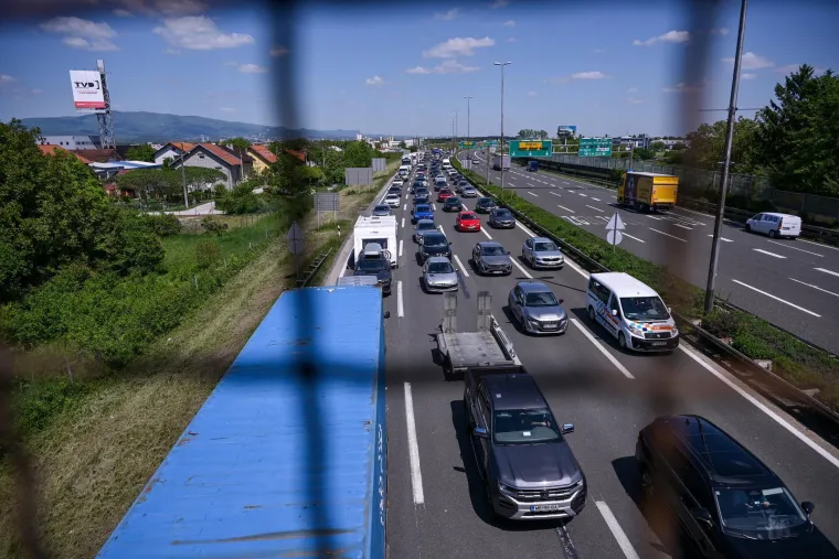 Pogledajte gužve na cestama: Hrvati krenuli na produženi vikend