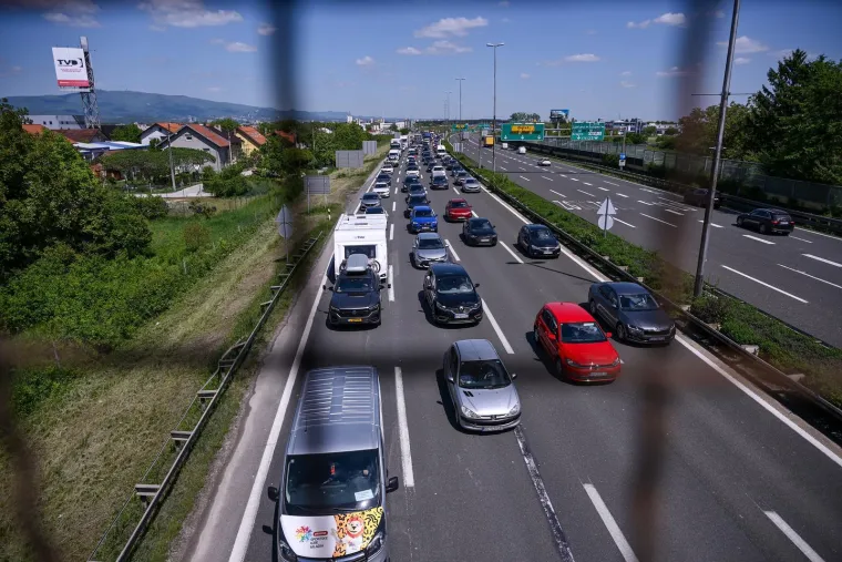 Pogledajte gužve na cestama: Hrvati krenuli na produženi vikend