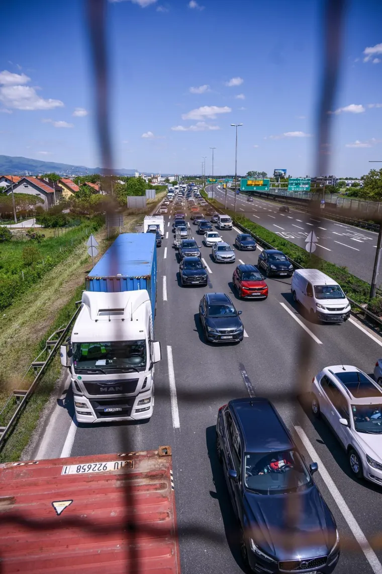 Pogledajte gužve na cestama: Hrvati krenuli na produženi vikend