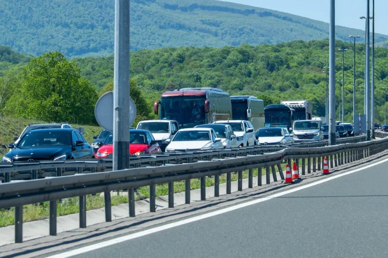 Pogledajte gužve na cestama: Hrvati krenuli na produženi vikend