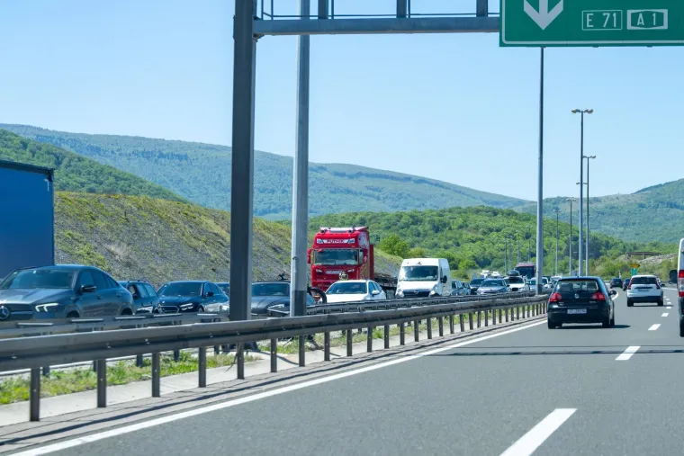 Pogledajte gužve na cestama: Hrvati krenuli na produženi vikend