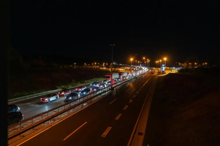 Nepregledna kolona na A1 pred tunelom Brinje! Promet pojačan, bilo je i nesreća