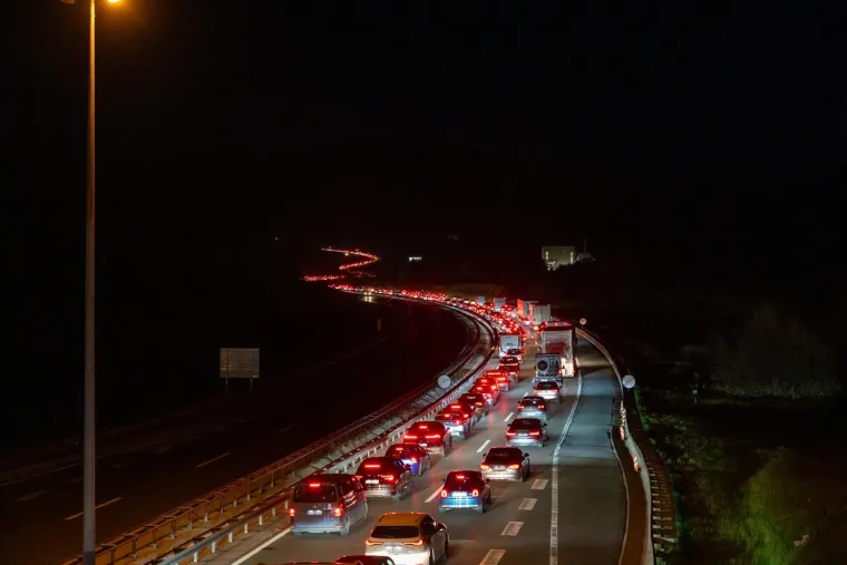 Nepregledna kolona na A1 pred tunelom Brinje! Promet pojačan, bilo je i nesreća