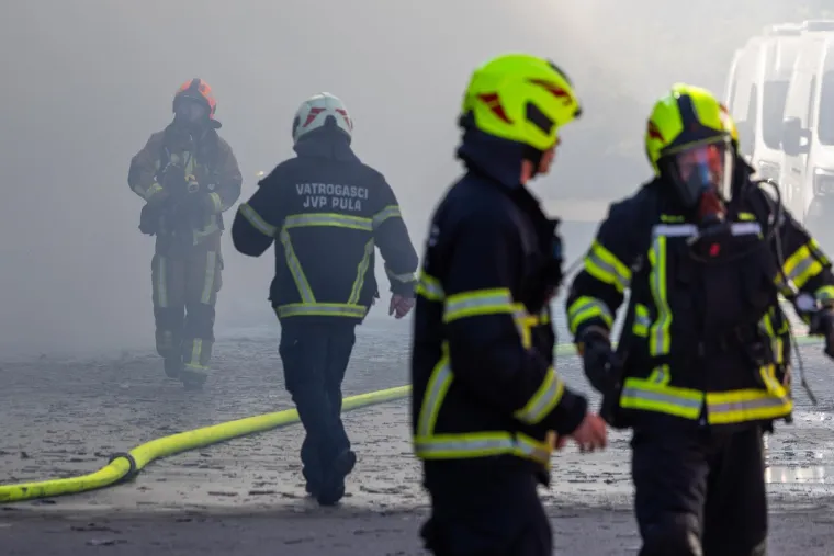 Veliki požar u Istri! Buknulo u skladi&scaron;tu protupožarnih aparata: 'Čuli smo detonacije'