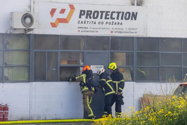 Veliki požar u Istri! Buknulo u skladi&scaron;tu protupožarnih aparata: 'Čuli smo detonacije'