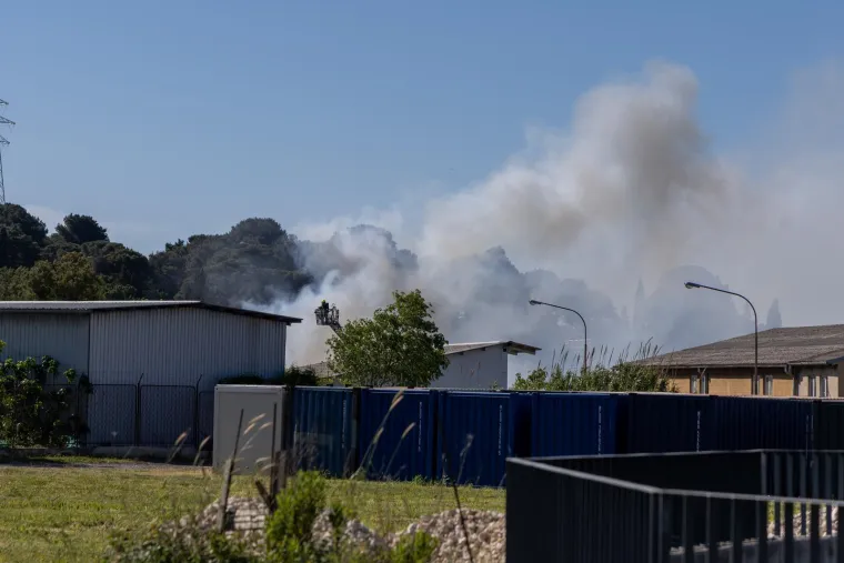 Veliki požar u Istri! Buknulo u skladi&scaron;tu protupožarnih aparata: 'Čuli smo detonacije'