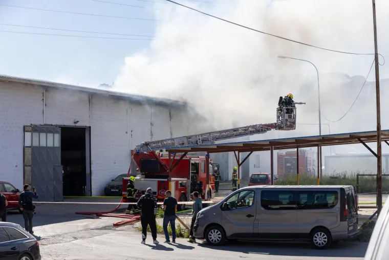Veliki požar u Istri! Buknulo u skladi&scaron;tu protupožarnih aparata: 'Čuli smo detonacije'