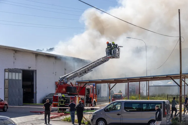 Veliki požar u Istri! Buknulo u skladi&scaron;tu protupožarnih aparata: 'Čuli smo detonacije'