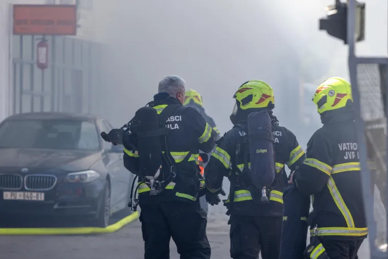 Veliki požar u Istri! Buknulo u skladi&scaron;tu protupožarnih aparata: 'Čuli smo detonacije'