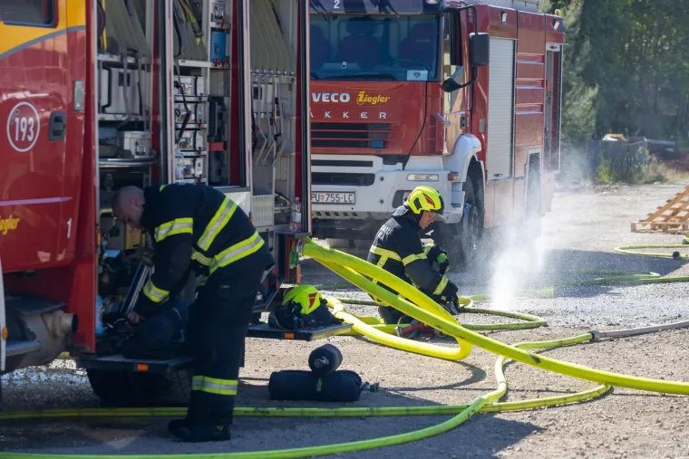 Veliki požar u Istri! Buknulo u skladi&scaron;tu protupožarnih aparata: 'Čuli smo detonacije'