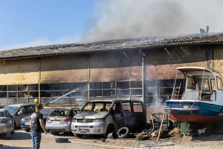 Veliki požar u Istri! Buknulo u skladi&scaron;tu protupožarnih aparata: 'Čuli smo detonacije'