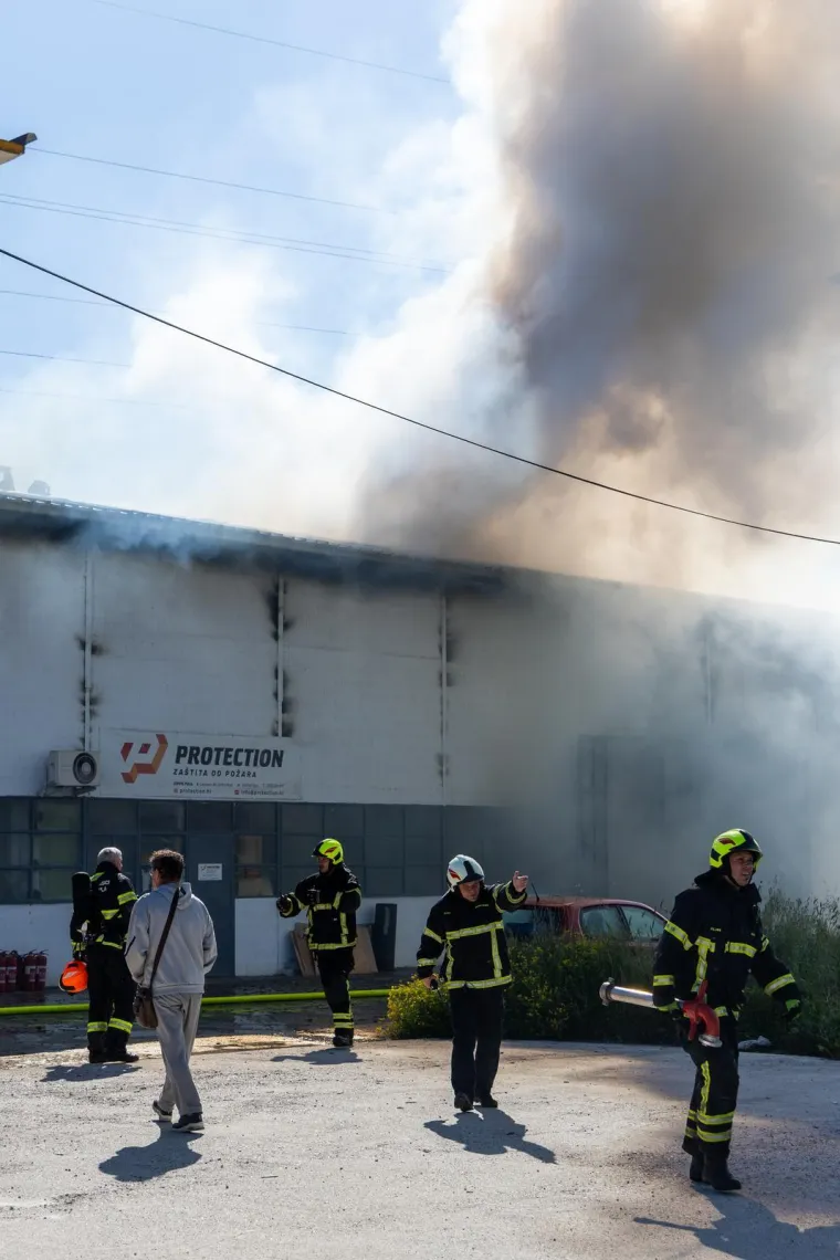Veliki požar u Istri! Buknulo u skladi&scaron;tu protupožarnih aparata: 'Čuli smo detonacije'