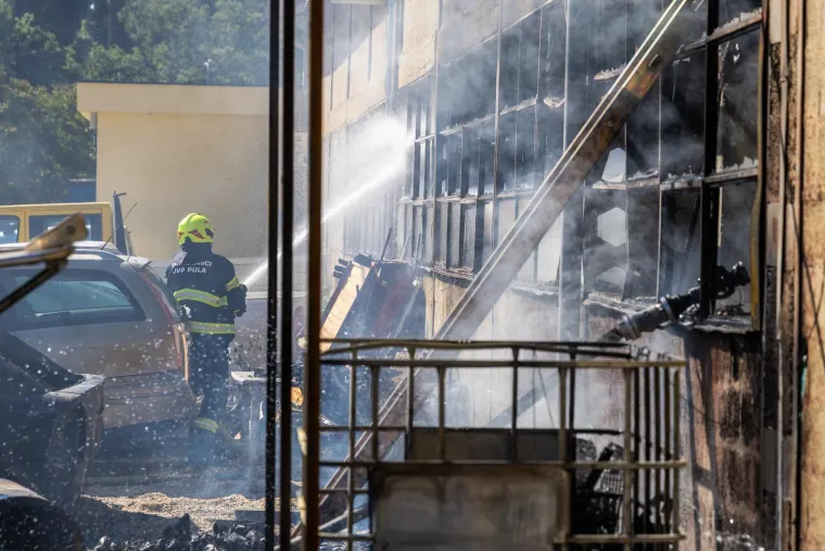 Veliki požar u Istri! Buknulo u skladi&scaron;tu protupožarnih aparata: 'Čuli smo detonacije'
