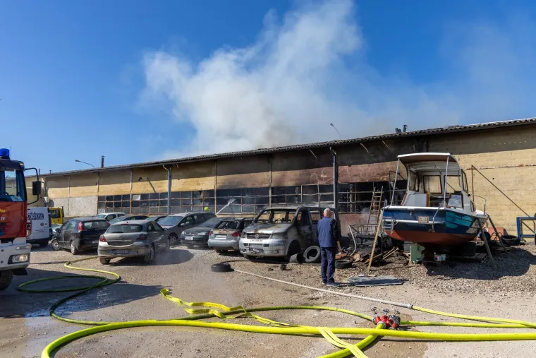 Veliki požar u Istri! Buknulo u skladi&scaron;tu protupožarnih aparata: 'Čuli smo detonacije'