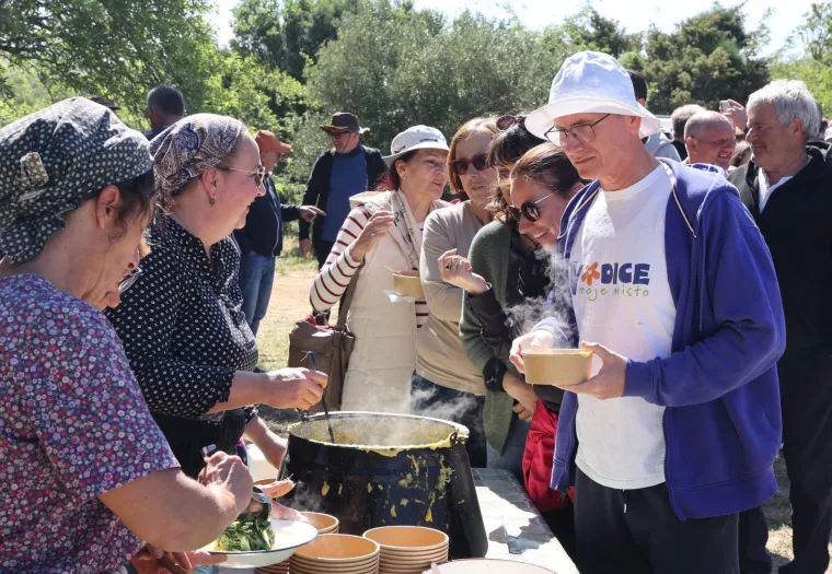 Ro&scaron;tilj i grah uz odlično dru&scaron;tvo: Pogledajte kako Hrvati slave Praznik rada