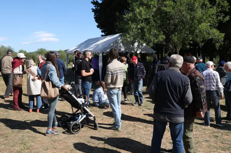 Ro&scaron;tilj i grah uz odlično dru&scaron;tvo: Pogledajte kako Hrvati slave Praznik rada