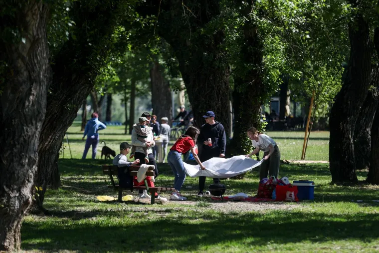 Ro&scaron;tilj i grah uz odlično dru&scaron;tvo: Pogledajte kako Hrvati slave Praznik rada
