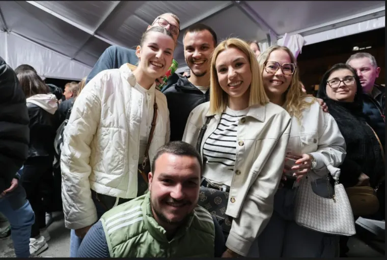 Hit do hita, luda atmosfera i ljepotice u prvim redovima: Pogledajte kako je &Scaron;koro 'zapalio' Ozalj