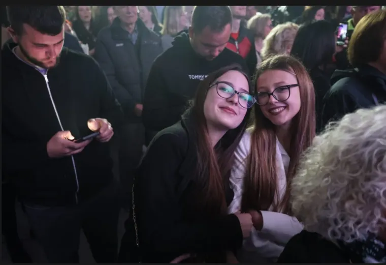 Hit do hita, luda atmosfera i ljepotice u prvim redovima: Pogledajte kako je &Scaron;koro 'zapalio' Ozalj