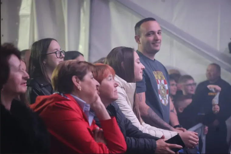 Hit do hita, luda atmosfera i ljepotice u prvim redovima: Pogledajte kako je &Scaron;koro 'zapalio' Ozalj