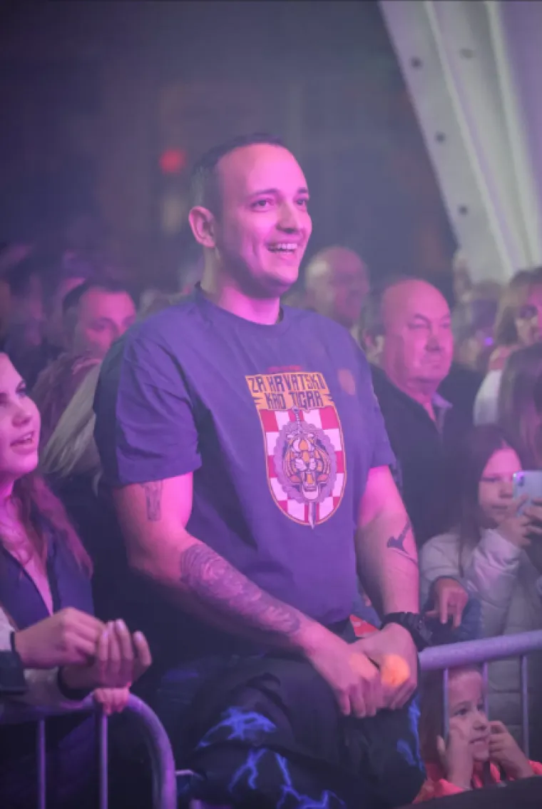 Hit do hita, luda atmosfera i ljepotice u prvim redovima: Pogledajte kako je &Scaron;koro 'zapalio' Ozalj