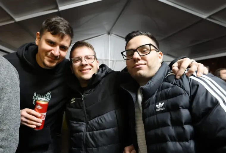 Hit do hita, luda atmosfera i ljepotice u prvim redovima: Pogledajte kako je &Scaron;koro 'zapalio' Ozalj