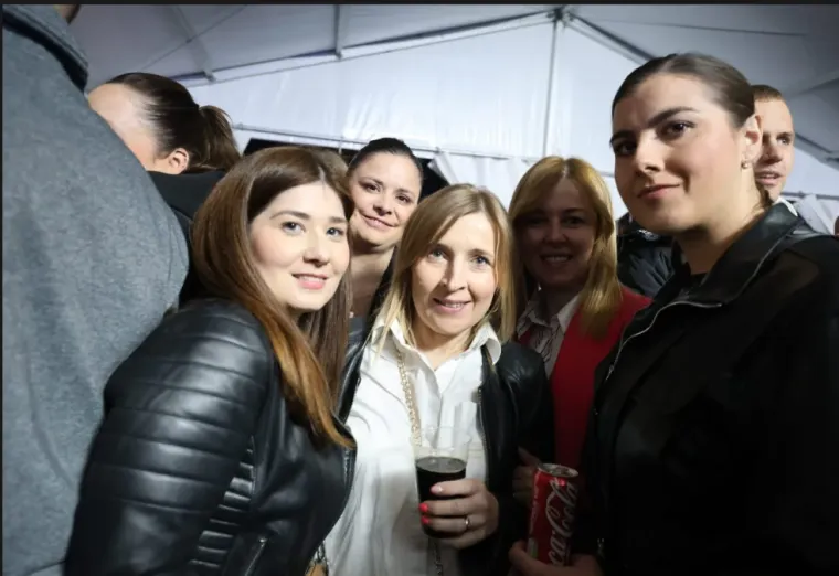 Hit do hita, luda atmosfera i ljepotice u prvim redovima: Pogledajte kako je &Scaron;koro 'zapalio' Ozalj