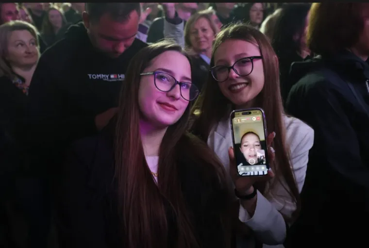 Hit do hita, luda atmosfera i ljepotice u prvim redovima: Pogledajte kako je &Scaron;koro 'zapalio' Ozalj
