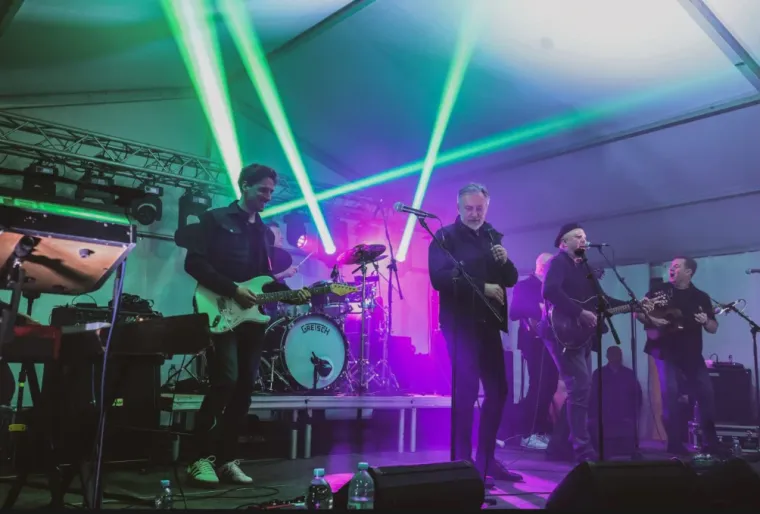 Hit do hita, luda atmosfera i ljepotice u prvim redovima: Pogledajte kako je &Scaron;koro 'zapalio' Ozalj