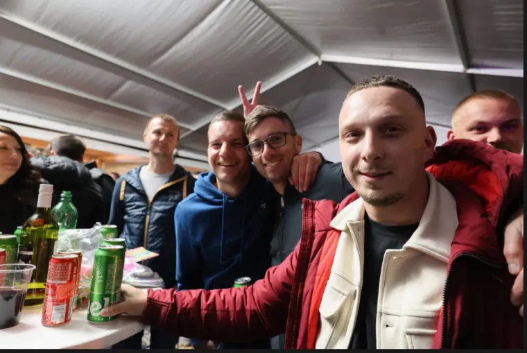 Hit do hita, luda atmosfera i ljepotice u prvim redovima: Pogledajte kako je &Scaron;koro 'zapalio' Ozalj