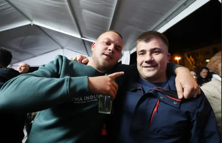 Hit do hita, luda atmosfera i ljepotice u prvim redovima: Pogledajte kako je &Scaron;koro 'zapalio' Ozalj
