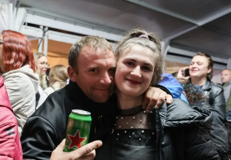 Hit do hita, luda atmosfera i ljepotice u prvim redovima: Pogledajte kako je &Scaron;koro 'zapalio' Ozalj