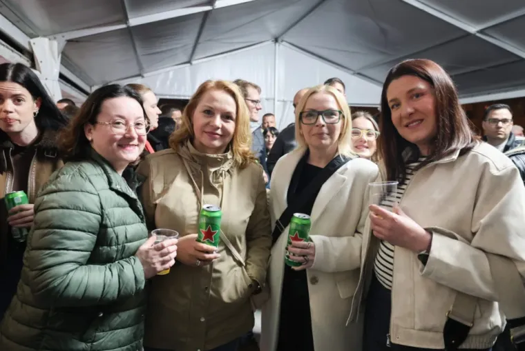 Hit do hita, luda atmosfera i ljepotice u prvim redovima: Pogledajte kako je &Scaron;koro 'zapalio' Ozalj