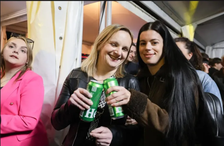 Hit do hita, luda atmosfera i ljepotice u prvim redovima: Pogledajte kako je &Scaron;koro 'zapalio' Ozalj