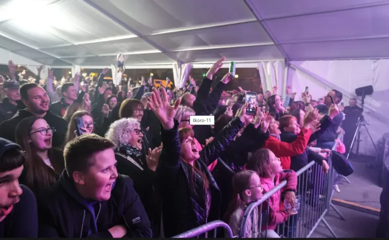 Hit do hita, luda atmosfera i ljepotice u prvim redovima: Pogledajte kako je &Scaron;koro 'zapalio' Ozalj