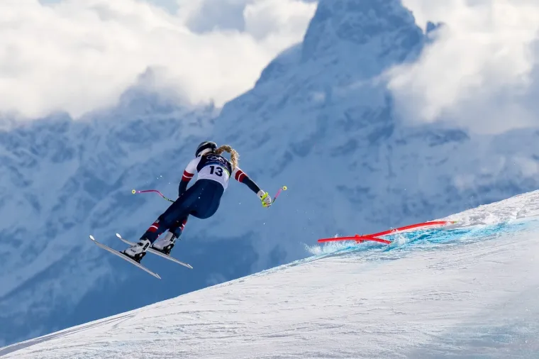 Lindsey Vonn iza&scaron;la pred fotografe u potpuno otkopčanom sakou
