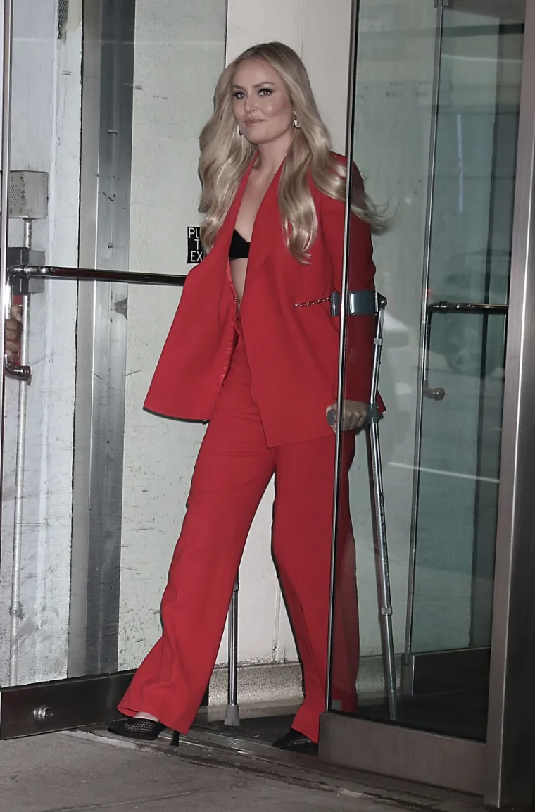 Lindsey Vonn iza&scaron;la pred fotografe u potpuno otkopčanom sakou