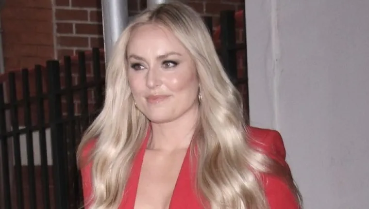 Lindsey Vonn iza&scaron;la pred fotografe u potpuno otkopčanom sakou
