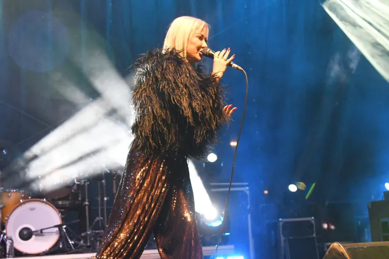 &Scaron;ljokice, perje i korzet: Maja &Scaron;uput u upečatljivom izdanju priredila show u Koprivnici
