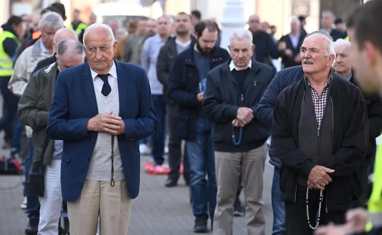 Molitelji na koljenima: Krunica s jedne strane, prosvjednici s druge, policija napravila kordon