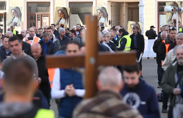 Molitelji na koljenima: Krunica s jedne strane, prosvjednici s druge, policija napravila kordon