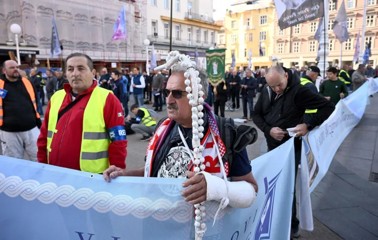 Molitelji na koljenima: Krunica s jedne strane, prosvjednici s druge, policija napravila kordon