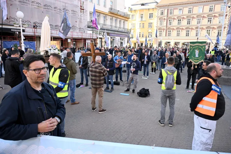 Molitelji na koljenima: Krunica s jedne strane, prosvjednici s druge, policija napravila kordon
