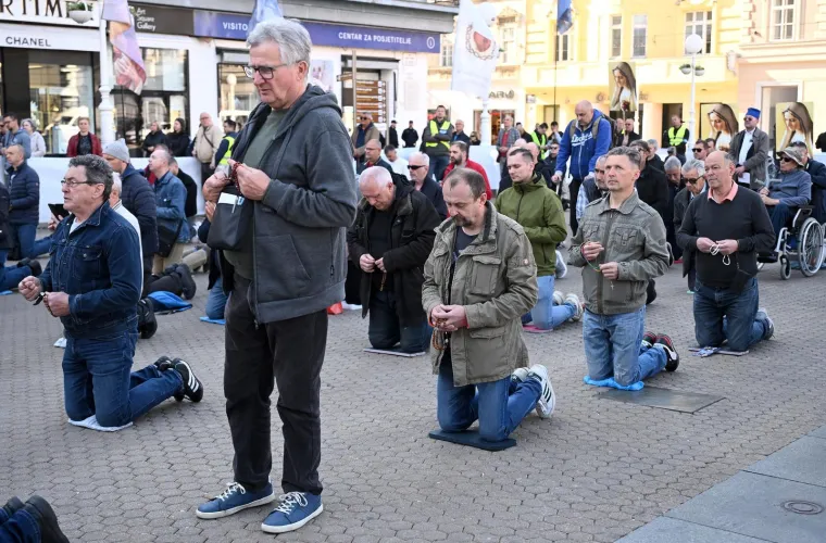 Molitelji na koljenima: Krunica s jedne strane, prosvjednici s druge, policija napravila kordon