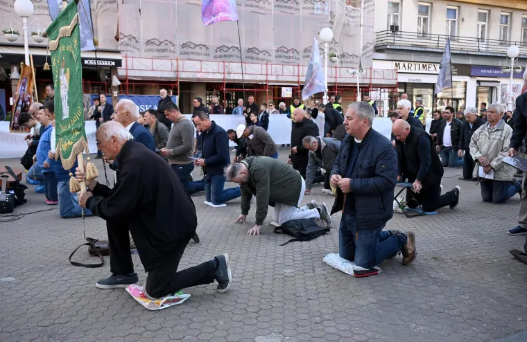 Molitelji na koljenima: Krunica s jedne strane, prosvjednici s druge, policija napravila kordon