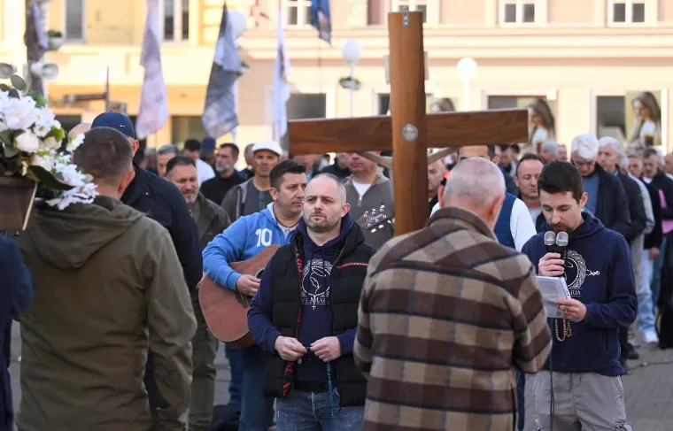 Molitelji na koljenima: Krunica s jedne strane, prosvjednici s druge, policija napravila kordon